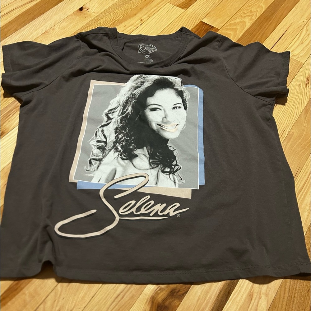Selena Quintanilla gray extra large graphic tshirt
